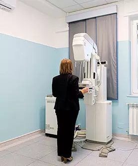 Donna si sottopone a un screening senologico presso il Centro AltheaMed